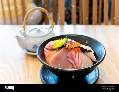  Kaisendon: Un delizioso insieme di pesce fresco e riso caldo che ti lascerà senza fiato!