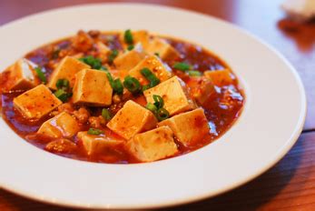  La Mapo Doufu Piccante: Un Affascinante Intrigo di Tofu Setoso e Salsa Aromatica al Peperoncino!