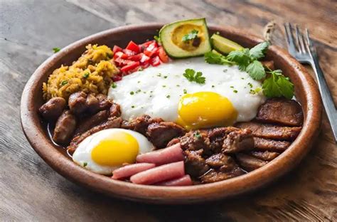 Bandeja Paisa: Una Sinfonia di Sapori Rustic e Freschi che Ballano sulla Lingua!