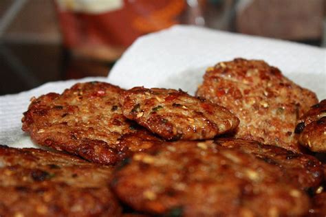  Chapli Kebab: Un trionfo di sapori speziati e una texture incredibilmente morbida!