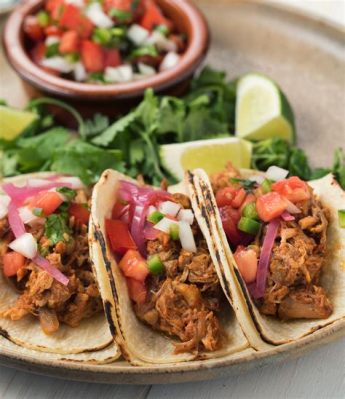  Cochinita Pibil: Un piatto di maiale sfilacciato con un sapore intenso e speziato che ti trasporterà direttamente nella Yucatan!