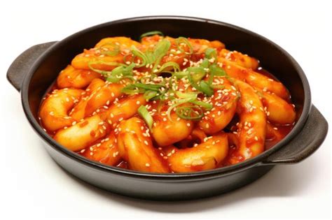 Ddeokbokki: un trionfo di sapori piccanti e avvolgenti che riscalderanno il tuo cuore (e la tua pancia)!