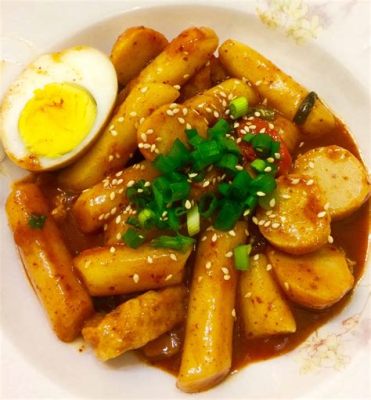 Ddeokbokki: Un esplosione di sapori piccanti e dolci avvolti in una salsa ricca e avvolgente!