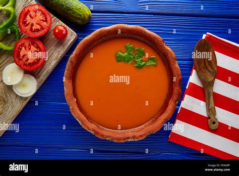 Gazpacho Andaluz: Un Sogno Fresco Di Verdure Perfettemente Sminuzzate E Una Sinfonia Di Sapori Affermati In Una Crema Fredda!