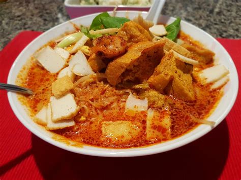 Laksa Penang: Un Delizioso Caldo Piccante che Innaffia la Tua Anima con Sapori di Mare e Crema di Cocco!