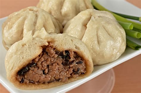  Lianrou Baozi: Un connubio di morbidezza e sapidità in un morso avvolgente!