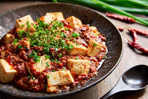  Mapo Tofu: Un Affresco Piccante di Sapori Intensi e Cremosità Irresistibile!