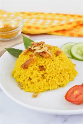  Nasi Kuning: Un viaggio di sapori speziati e un'esplosione di colori tropicali!