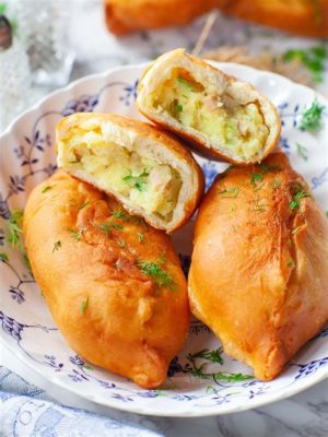  Pirozhki: Una combinazione esplosiva di ripieni gustosi e un impasto morbidissimo!