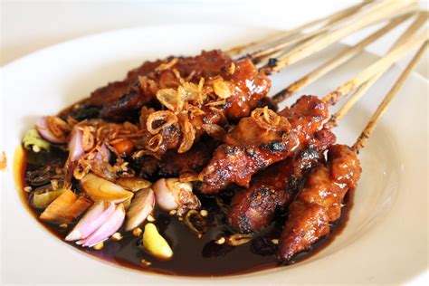   Sate Ayam Madura: Un piatto arrostito speziato che danza sul tuo palato!