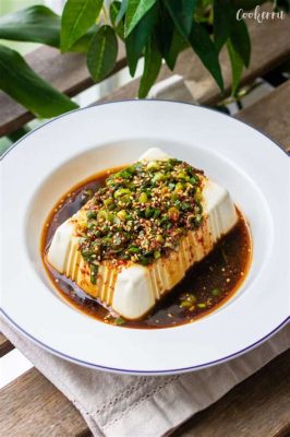  Shuangpin Tofu: Un piatto incredibilmente vellutato e saporito con una salsa piccante che darà fuoco alle tue papille gustative!