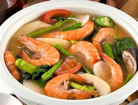  Sinigang na Hipon: Un brodo di mare piccante e rinfrescante che danza sul palato!