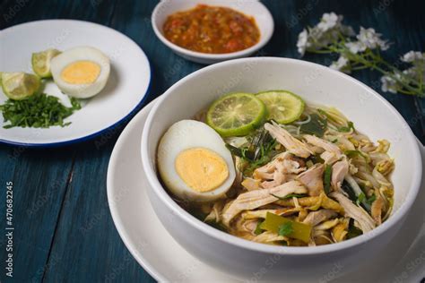   Soto Ayam: Un dolce brodo di pollo e spezie indonesiane che ti trasporterà direttamente a Yogyakarta