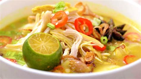  Soto Ayam: Un Rinfresco Profumato Con Un Brodo Di Pollo Ricco E Speziato!