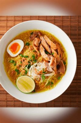 Soto Ayam Palembang: Un trionfo di sapori speziati che deliziano il palato con una danza cremosa!