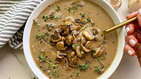  Tofu Braised in Mushroom Broth: Un piatto vegetariano che fonde sapori umami con morbidezza cremosa!