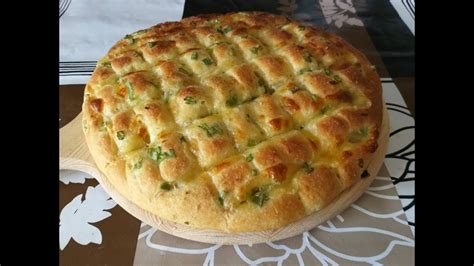  Zwiebelkuchen: Una Sinfonia di Cipolla e Pane Grattugiato che Esplode nel Tuo Palato!